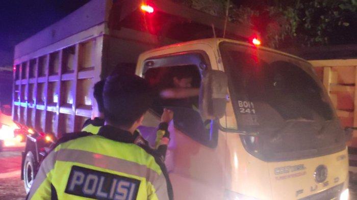 Truk Antre di Jalan Km 171 dan Jalan Alternatif Tanahbumbu Satlantas Bagikan Makanan untuk Sopir