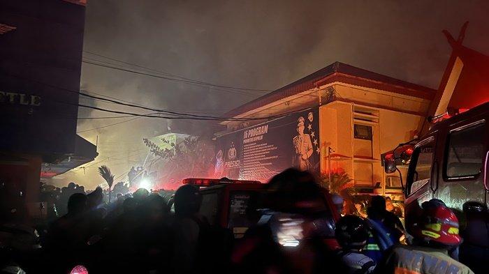 Jago Merah Mengamuk di Mapolda Kalsel, Relawan Damkar Berjibaku Padamkan Api