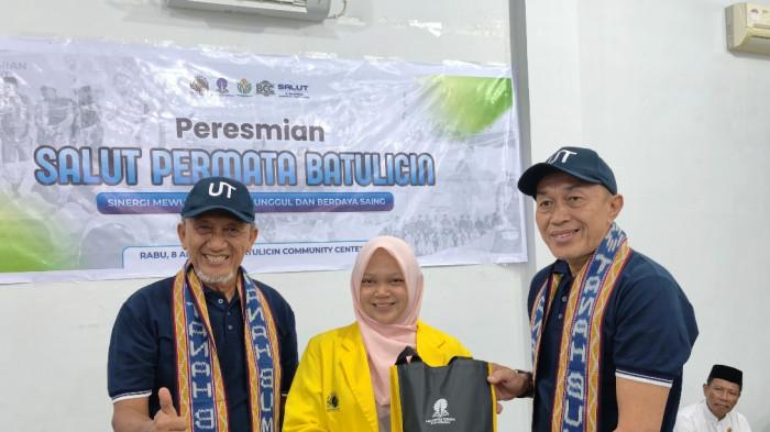 Apresiasi bagi mahasiswa berprestasi penyerahan bingkisan kepada penerima beasiswa Arutmin