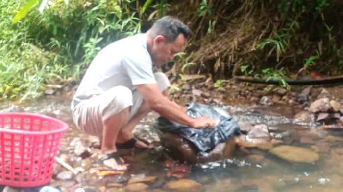 Air Tak Ngalir, Pelanggan PDAM Kotabaru di Jalan Berangas Desa Sigam Ini Terpaksa Beli Air