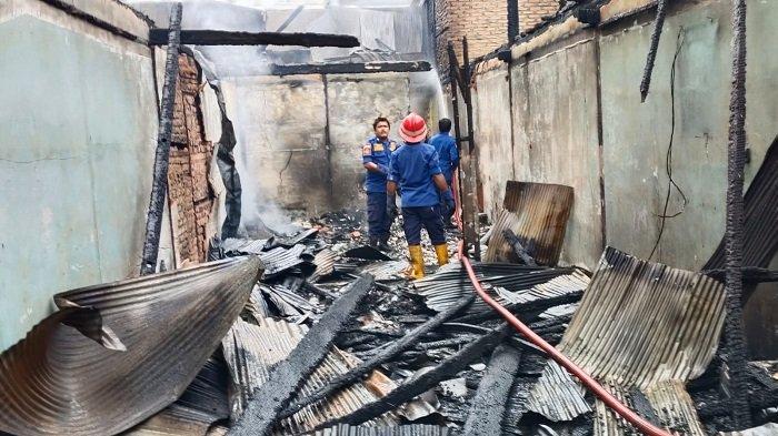 Sisa Puing Kebakaran di Desa Bersujud Tanbu Kepulkan Asap Hitam, Pemadam Lakukan Pembasahan Ulang