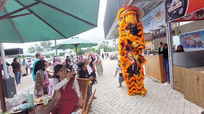 Grand Opening Hari ke-2, Food Court Pondok Empat Banjarbaru Tampilkan Pertunjukan Barongsai