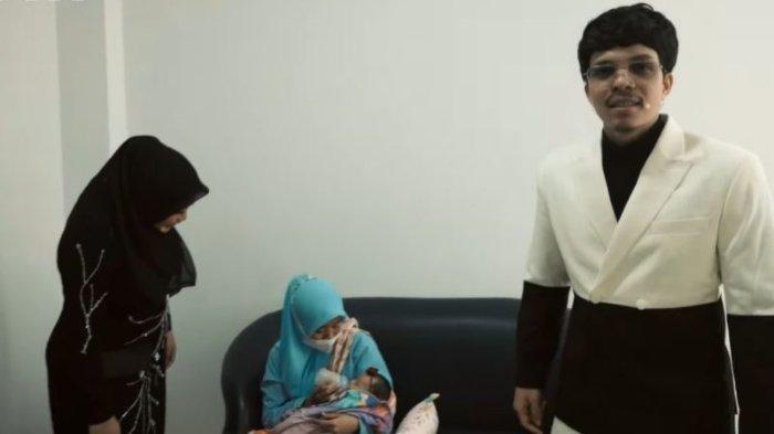 Digendong Pengasuh Baru, Ameena Beraksi Kala Ikut ke Lokasi Syuting Aurel dan Atta Halilintar