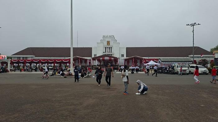 BANYAK PENGUNJUNG-Suasana car free day di Lapangan Murjani Banjarbaru. Fotografer jalanan menyediakan jasa fotografi bagi para pengunjung yang  ingin mengabadikan momen jogging. Wisata Kalsel: Car Free Day di Lapangan Murjani Banjarbaru Berkah Bagi Jasa Fotografi Jalanan.