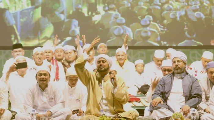 Galeri Foto Barito Putera Bershalawat yang Dipimpin oleh Habib Syekh - BARITO-PUTERA-BERSHALAWAT-3.jpg