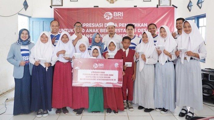 BRI Salurkan Beasiswa untuk Anak Berprestasi di Desa Brilian Durian Bungkuk Kabupaten Tanah Laut