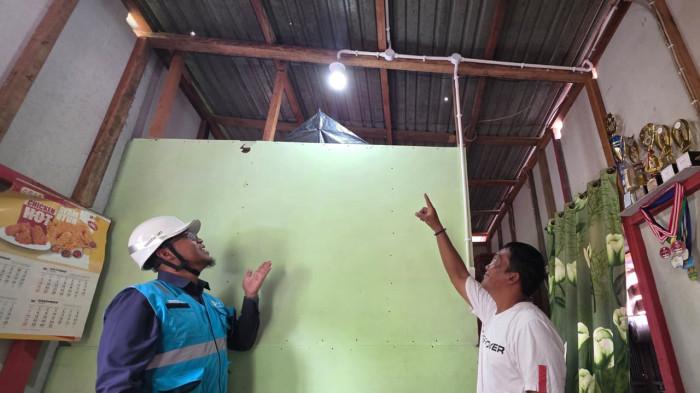 Bambang mengatakan saat ini ia bisa menikmati listrik secara mandiri dirumahnya