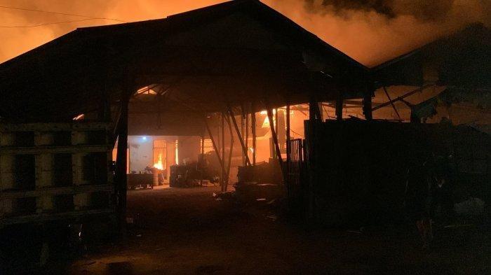 Api Berkobar di Palangkaraya Dini Hari, Gudang Pengepul Barang Bekas Ludes Terbakar