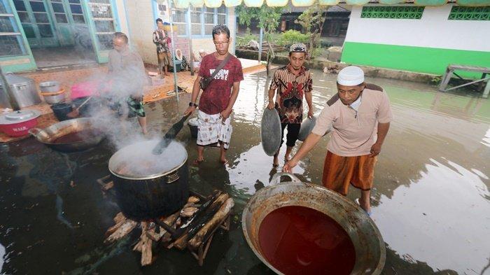 Banjir di Kalsel - Warga Tetap Masak untuk Haul Guru Sekumpul di Musala Ar-Raudhah Martapura