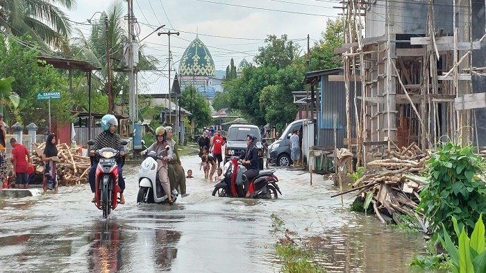 Banjir di Sawahan Pelaihari Mulai Susut Belasan Sentimeter, Pengendara Lancar Terobos Genangan