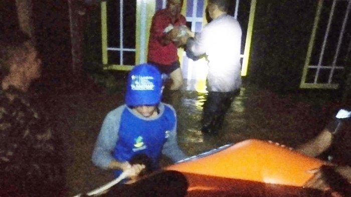 Banjir di Kalsel, Petugas Gabungan Salurkan Makan Malam ke Warga Haruai Kabupaten Tabalong