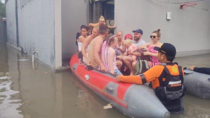 Penampakan Para Turis Dievakuasi dengan Perahu Karet, Kala Kawasan Seminyak Bali Dilanda Banjir