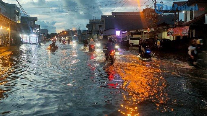 Diguyur Hujan Deras, Banjir Rendam Ruas Jalan Trans Kalimantan di Singkawang Tergenang Banjir