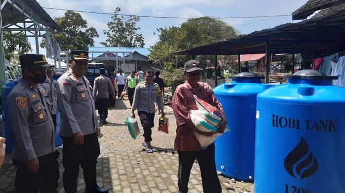 Sebagian Lokasi di Desa Pahalatan Terendam Banjir, Kapolres HST Turun Langsung Serahkan Bantuan