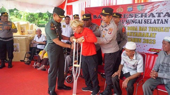 Bakti Kesehatan, Polres HSS Berikan Kursi Roda dan Tongkat untuk Difabel