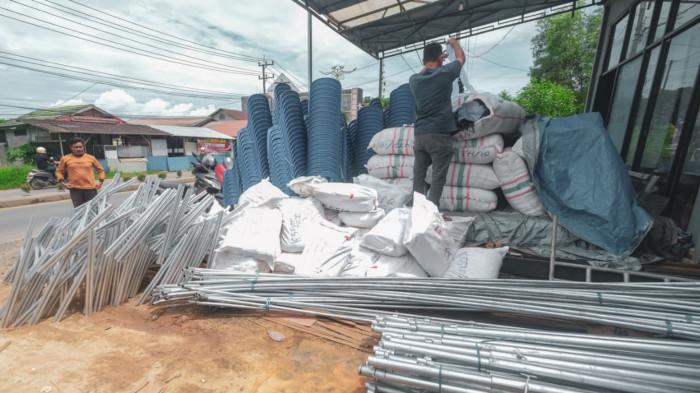 Bantuan tenda dan kelengkapan lainnya yang diserahkan Wakil Ketua I, DPRD