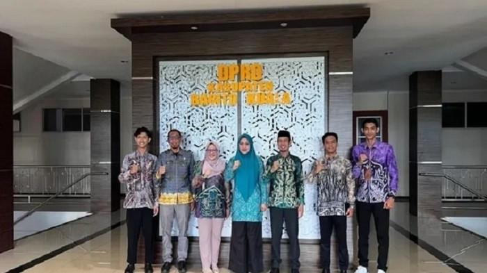 Bawaslu Batola melakukan kunjungan silaturahmi ke Kantor DPRD Batola.32