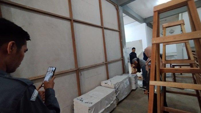 Temukan Kelebihan 3. 592 Segel Plastik Logistik Pemilu, Bawaslu HST Sarankan KPU Lakukan Perbaikan