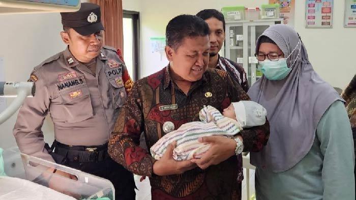 Tangisan Bayi Perempuan Bikin Geger Warga Srengat Blitar, Tergeletak di Pekarangan Tanpa Pakaian