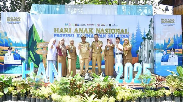 Berfoto bersama Wabup Suriani dengan Dinas PPKBPPPA 1