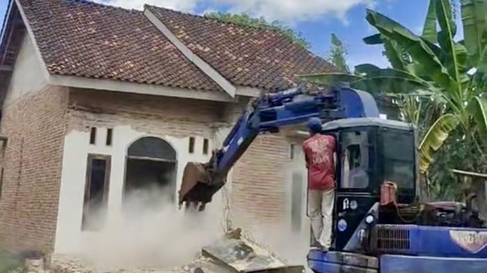 Usai Cerai dari Suami, TKW Robohkan 2 Rumah Pakai Eskavator, Polisi Ungkap Alasan Pembongkaran