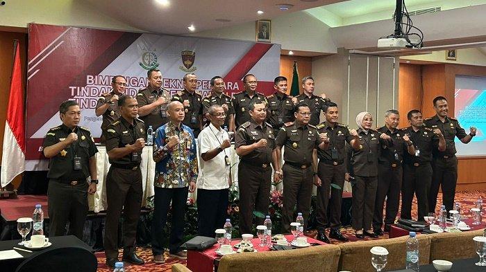 Tingkatkan Kapasitas, Kajari Tapin Hadiri Bimtek Perkara TPP dan TPPU di Kejati Kalsel