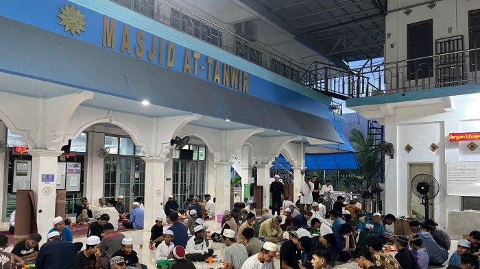 Warga Bisa Nikmati Beragam Masakan Favorit Saat Berbuka Puasa di Masjid At Tanwir Banjarmasin