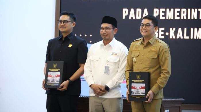 Bupati Andi Rudi Latif Andi Rudi Latif menerima penghargaan 01