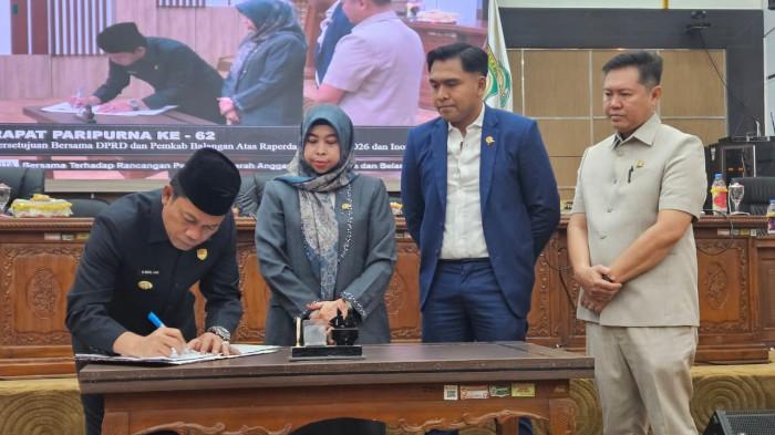 Bupati Balangan, Abdul Hadi melakukan penandatanganan persetujuan Raperda APBD