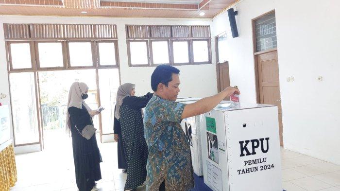 Bupati Balangan Abdul Hadi Coblos di TPS 07, Turut Antre Bersama Masyarakat