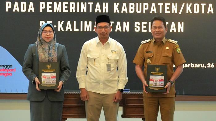 Bupati Balangan, Abdul Hadi menerima plakat Opini WTP di Kantor BPK RI wilayah Kalimantan Selatan.