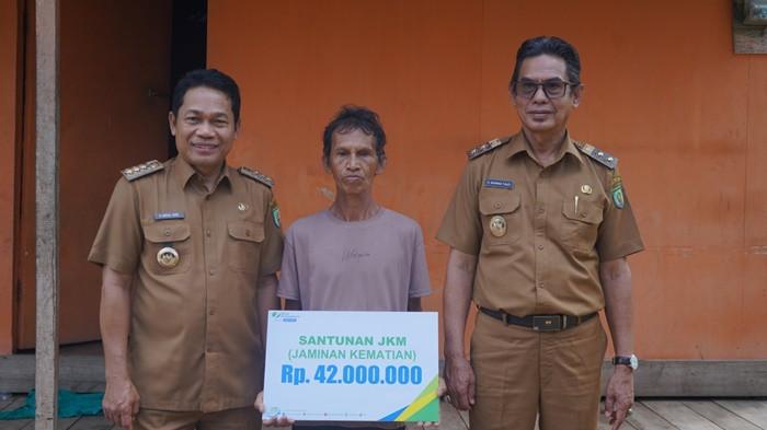 Bupati Balangan, H Abdul hadi serahkan santunan kematian