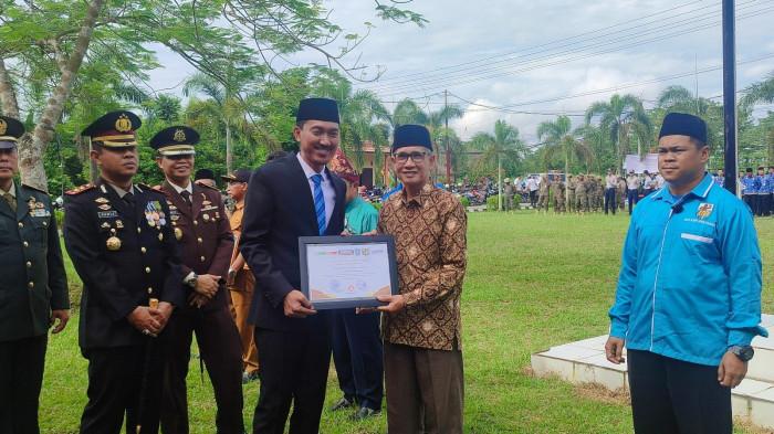 Ustadz Hasbi Rivani Terima Penghargaan Tokoh Pendidikan dan Keagamaan dari Pemkab Banjar