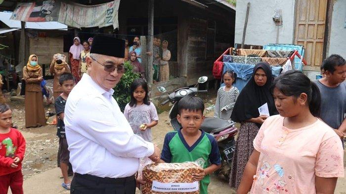 Kunjungi Korban Banjir di Malinau, Bupati HSS Serahkan Bantuan Perbaikan Rumah