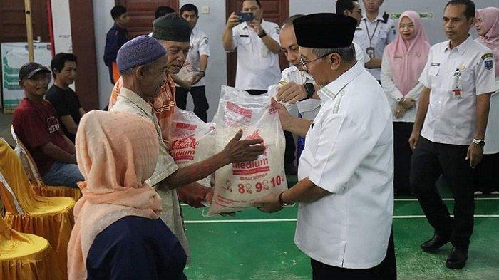 Luncurkan Bantuan Program Bapanas, Bupati Fikry Salurkan Beras untuk 16.236 Keluarga di HSS