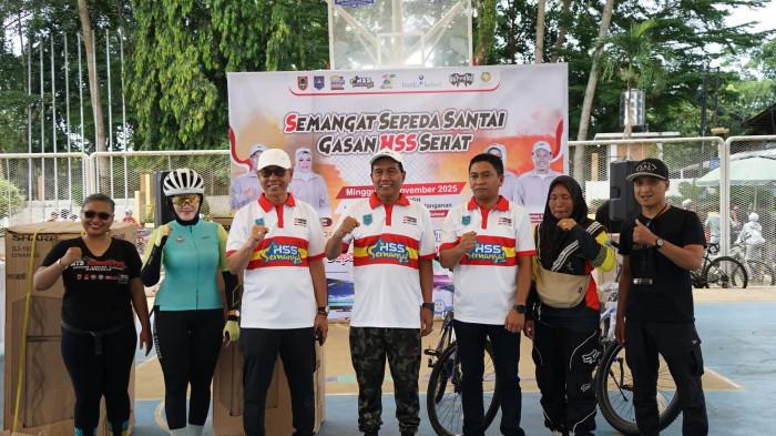 Bupati HSS Syafrudin Noor bersama Sekda HSS Muhammad Noor menyerahkan berbagai hadiah