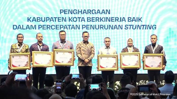 Bupati HSS Syafrudin Noor (pojok kiri) bersama penerima penghargaan