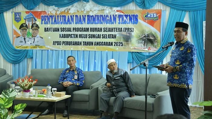 SAMPAIKAN SAMBUTAN- Bupati HSS Syafrudin Noor sampaikan sambutan saat penyaluran dan Bimtek PRS APBD Perubahan Tahun 2025 di Ballroom Mal Pelayanan Publik HSS.
 