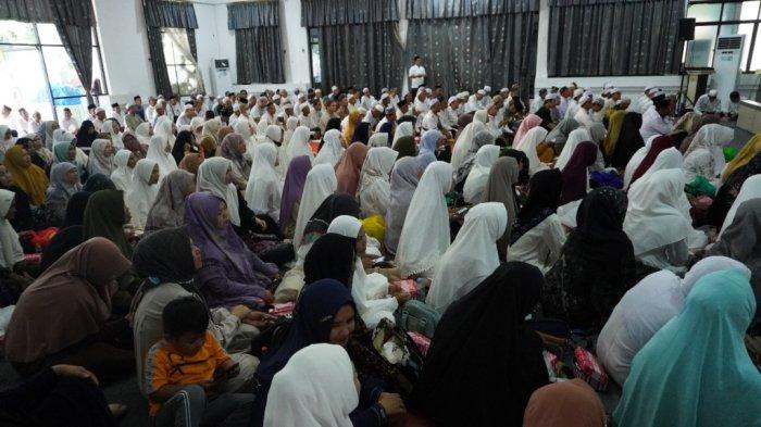Lepas 298 Jemaah Calon Haji HST, Bupati Aulia Doakan Para JCH Kembali ke Tanah Air dengan Selamat