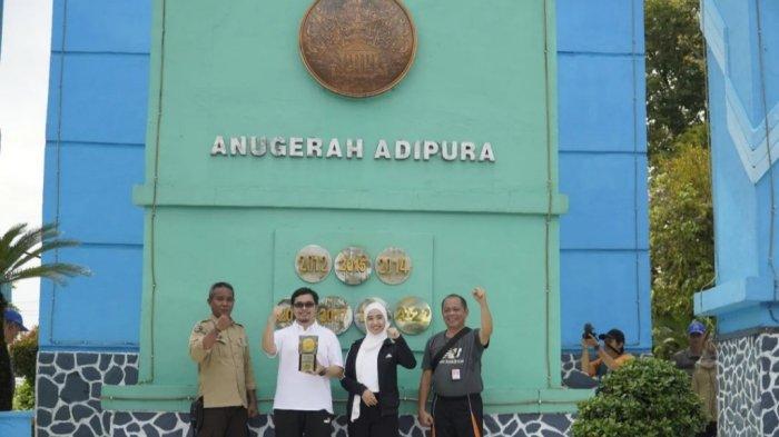 Bersama Para Petugas Kebersihan, Bupati HST Pimpin Arak-arakan Adipura Keliling Kota Barabai