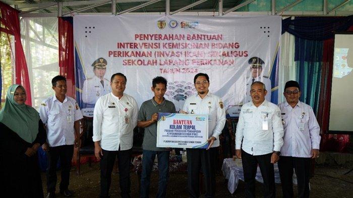 Serahkan Bantuan Invasi Ikan, Bupati Aulia Berharap Pembudidaya Lebih Produktif