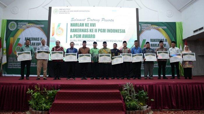 Konsisten Mendukung Kemajuan Madrasah di HST, Bupati Aulia Raih PGM Award Tahun 2024