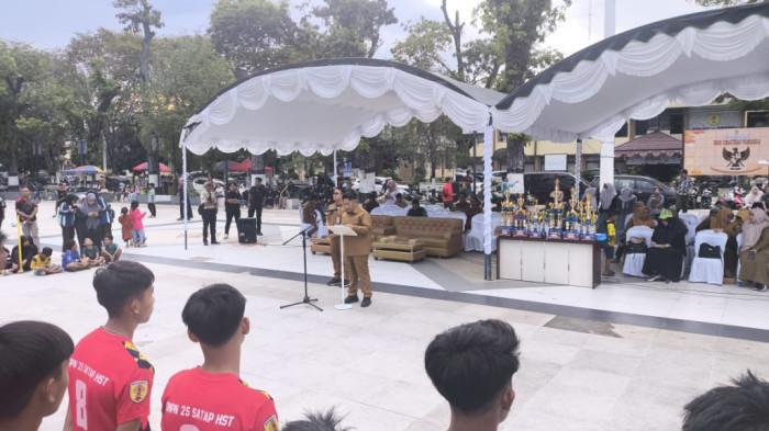 Bupati HST, Samsul Rizal saat menutup tesmi turnamen Bupati HST CUP 2025 33