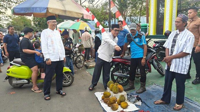 Usai Retret, Bupati dan Wakil Bupati HSU Sambangi Pasar Ramadan