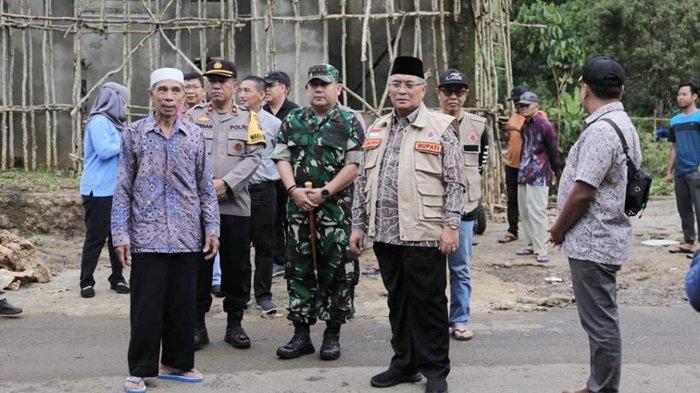 Bupati HSS H Achmad Fikry Serahkan Bantuan untuk Warga Terdampak Banjir Bandang di Bukuanin
