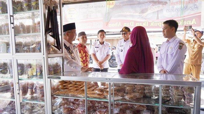 Perajin Kerupuk dan Abon Haruan di Baruh Kembang Kabupaten HSS Perluas Pemasaran Secara Online