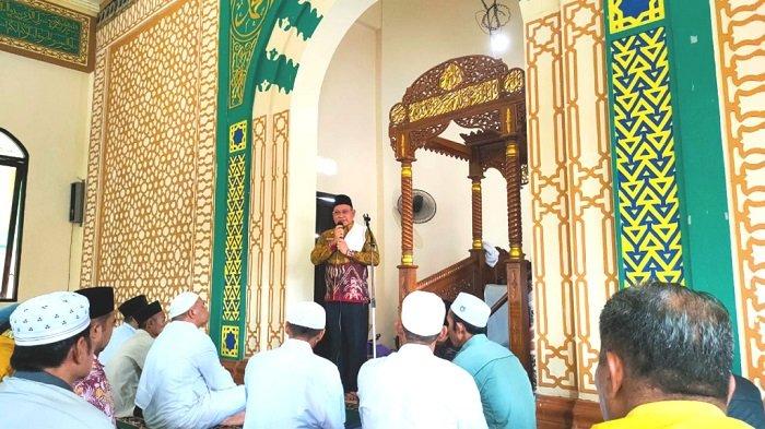 Safari Jumat di Desa Pantai Baru, Bupati Kotabaru Berikan Bantuan Pembangunan Masjid As Sobirin