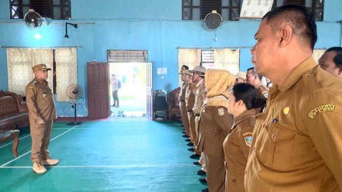 Bupati Kotabaru, Muhammad Rusli saat kunjungan kerja ke Disdikbud Kotabaru, Senin (3/11/2025)