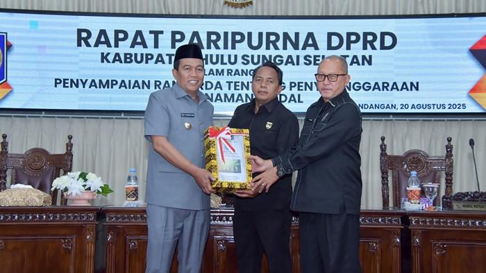 Bupati Syafrudin Noor menyampaikan ranperda1