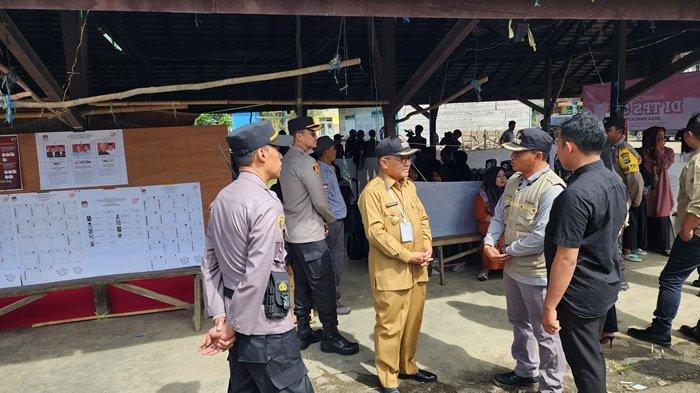 Pastikan Pemungutan Suara Berjalan Lancar, Bupati Tabalong Berkelilng Sambangi TPS